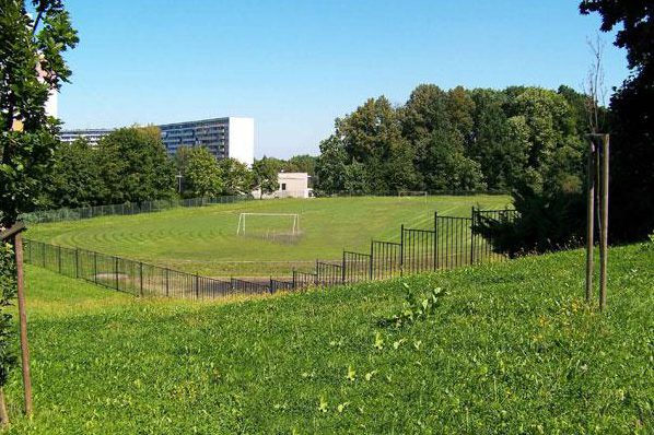 Velké a malé hřiště v ZŠ Srbská