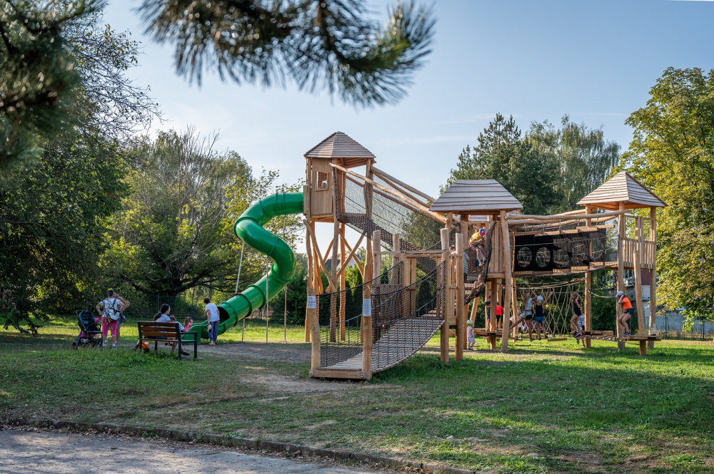 Víceúčelové hřiště a lanový hrad Jižák na zahradě ZŠ Jugoslávská